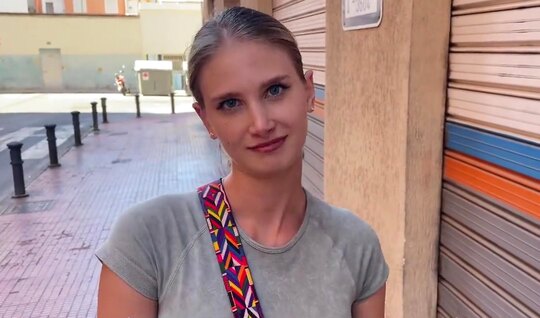 Симпатичная русская девушка на сеансе массажа испытала оргазм