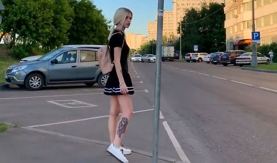 Русская блондинка во время пикапа сделала минет новому знакомому