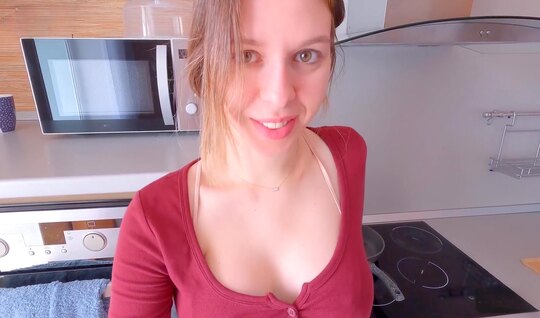 Русская девица подставила пилотку не снимая трусиков