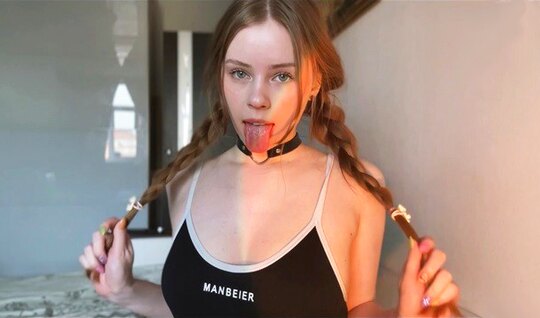 Русская девушка с косичками отлично сосет своему парню