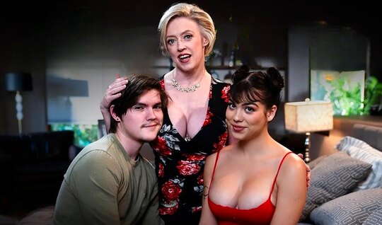 Зрелая баба руководит сексом молодой парочки в ЖМЖ порно