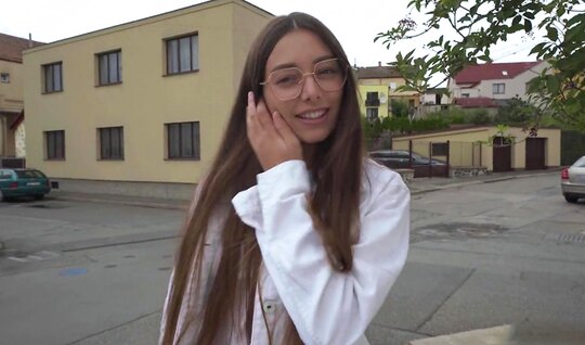 Симпатичная молодая девушка прокатилась на члене пикапера