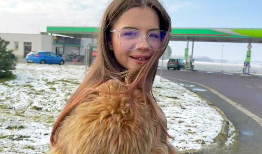 Симпатичная молодая девица согласилась на секс в машине