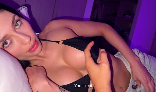 Брюнетку с красивыми сиськами трахают от первого лица