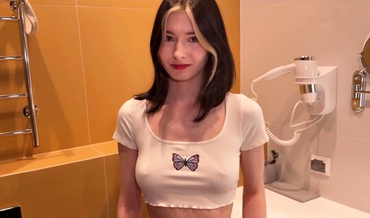 Молодая русская девица сосет ствол парня в ванной комнате