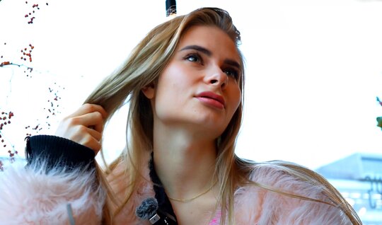 Стройная блондинка согласилась пройти порно кастинг