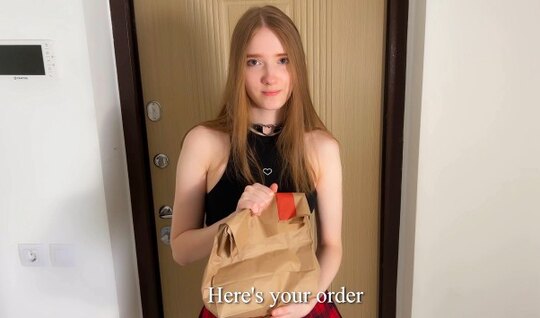 Молодая девушка-курьер задрала юбку чтобы принять чаевые