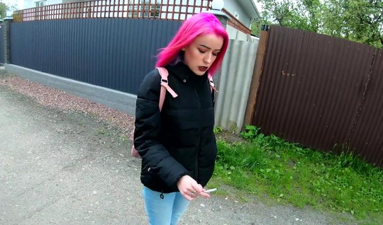 Русская девушка с розовыми волосами раздвигает ноги для домашнего порно