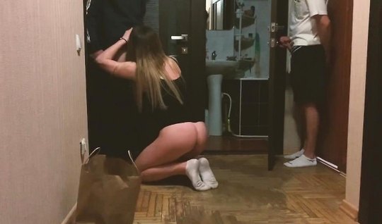 Русская девушка стоя на коленях делает минет и изменяет другу с его товарищем