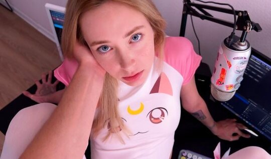 Молодая милашка не смогла отказаться от возможности пососать