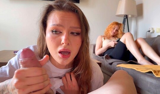 В домашнем порно красотка сосет крепкий член чужого парня