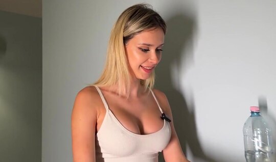 Русская девица в лосинах круто тренируется на крепком члене