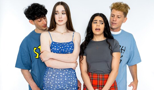 Симпатичные брюнетки с парнями устроили групповой секс