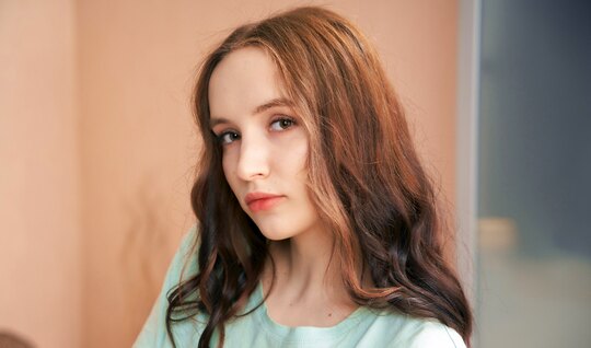 Молодая девушка с аппетитной киской отлично ебется раком