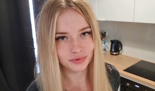 Русская сучка сочным минетом парня порадовала в домашнем видео