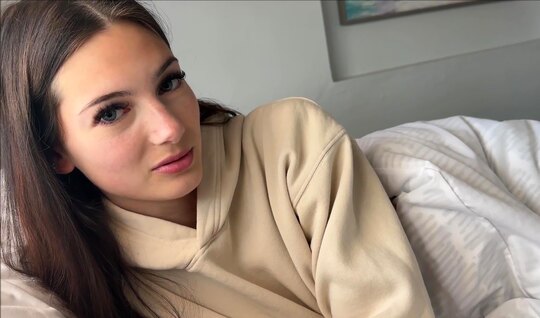 В порно крупным планом девушка отлично ублажает член