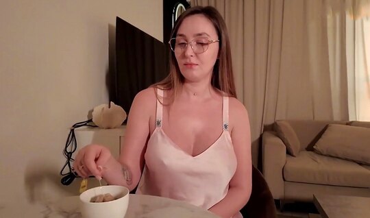 Жопастая мамка со стонами прокатилась на молодом члене