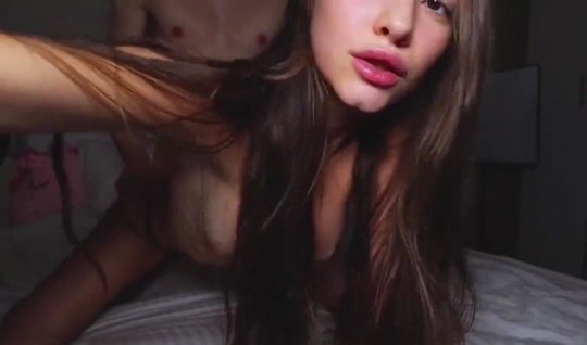 Русская малолетка в трусиках на кровати показывает русское домашнее порно