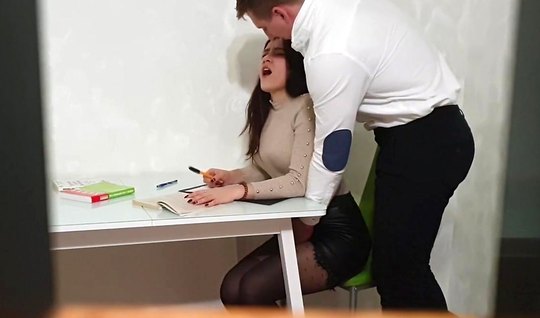 Репетитор на столе раздвигает ноги ученицы в чулках и снял с ней домашнее порно