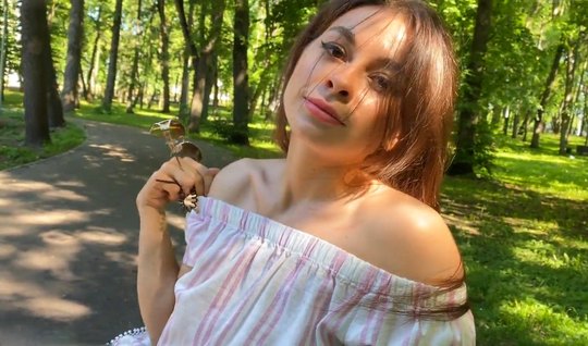 Русская девушка после прогулки по парку не против домашнего порно от первого лица...