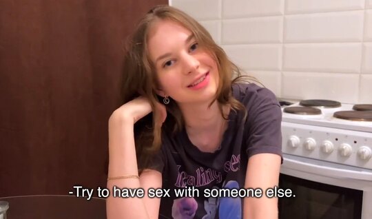 Молодая русская сучка попробовала жаркий секс с соседом...