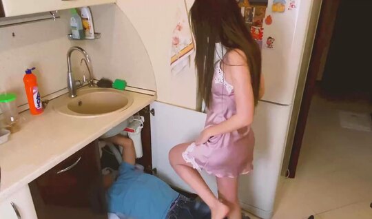 Русская домохозяйка схватилась на крепкий член сантехника