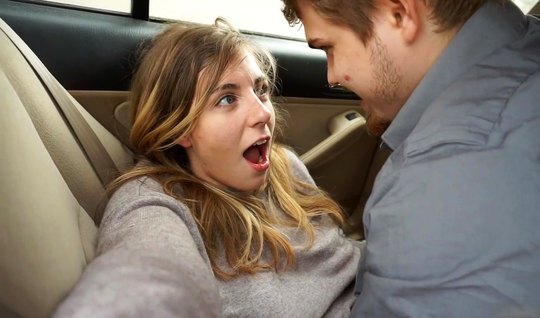 Парень с подругой снимают свое домашнее порно в машине на заднем сиденье
