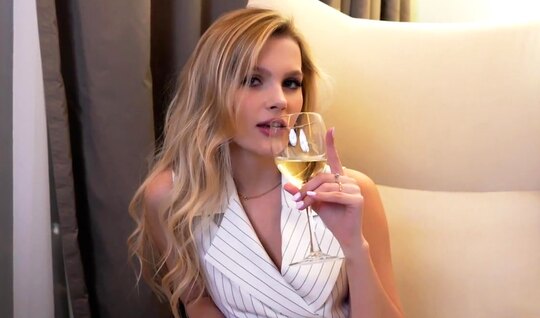 Молодая русская блондинка дала в киску после бокала вина